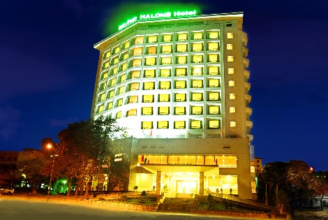 Khách sạn Sài Gòn Hạ Long vào buổi tối