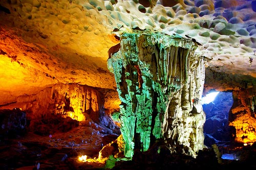 Những khối nhũ đá tuyệt đẹp trong hang Sửng Sốt