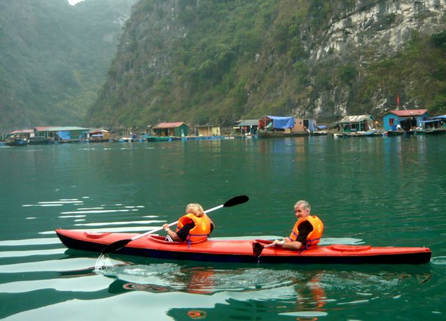 Chèo thuyền Kayak ở Hạ Long