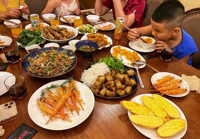 Là một trong những nhà hàng nổi tiếng nhất tại Hạ Long với phong cách thiết kế sang trọng, hiện đại, chất lượng đồ ăn ngon