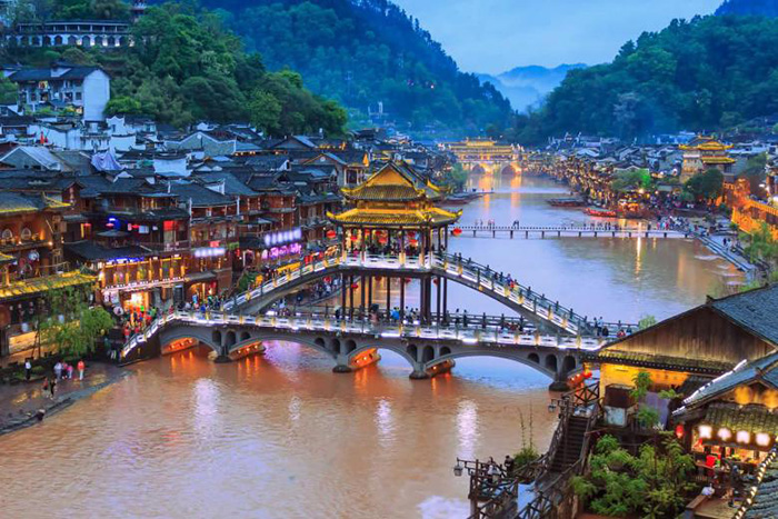 Tour Trương Gia Giới - Phượng Hoàng Cổ Trấn là những điểm du lịch nổi tiếng ở xứ Trung, thu hút hàng triệu lượt khách du lịch ghé thăm.